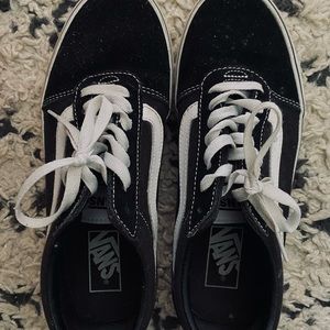 Men’s 7, women’s 8.5 old school vans.